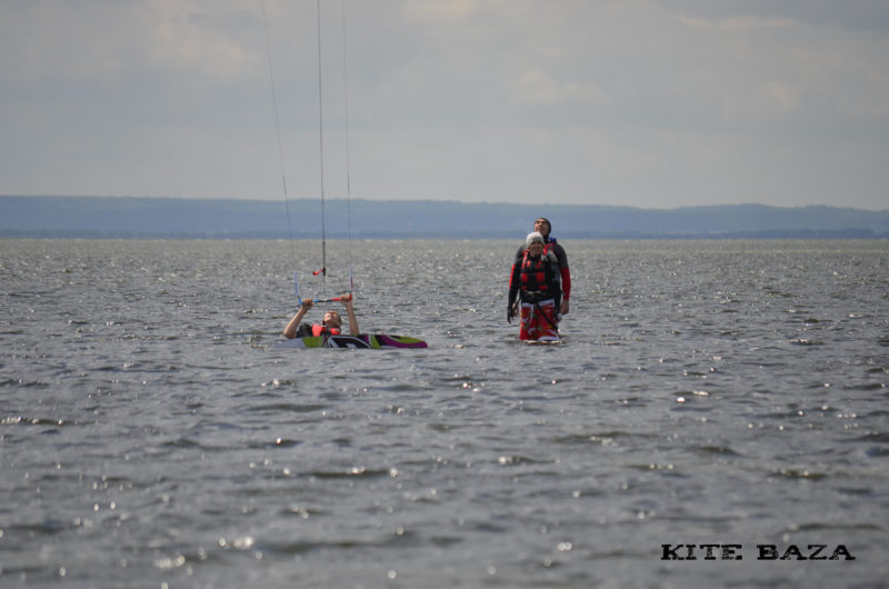 Kursanci na wodzie - nauka waterstartu